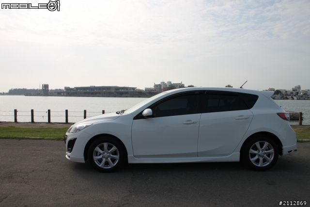 [分享]Mazda 3 2.0 5D 頂級版 簡易開箱文 !!!!!