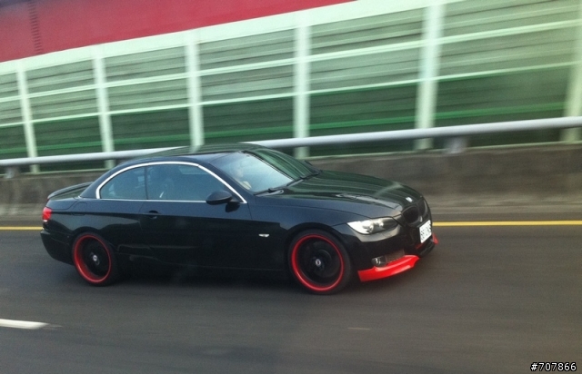 高速公路掛臨時牌的BMW