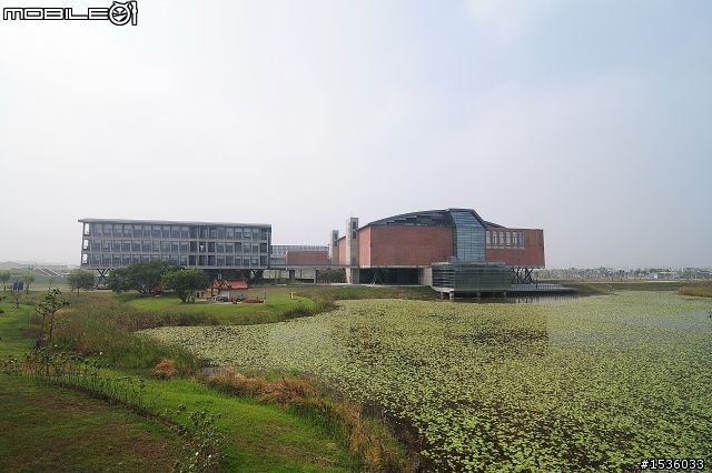 開著Luxgen SUV介紹台灣最新景點國立台灣歷史博物館在台南，並以Luxgen導航標定經緯度。