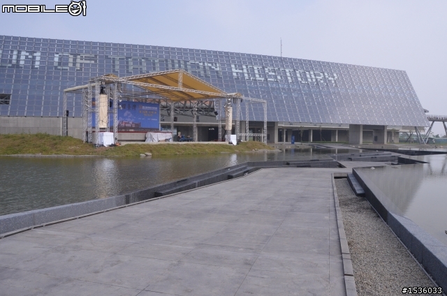 開著Luxgen SUV介紹台灣最新景點國立台灣歷史博物館在台南，並以Luxgen導航標定經緯度。