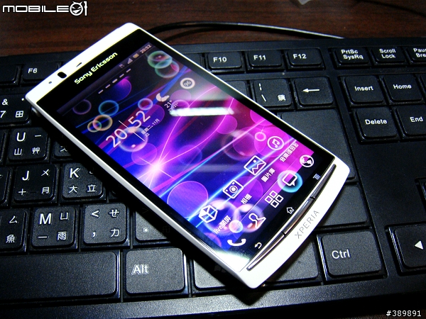 [應該沒人看的開箱文] 極致的白～SonyEricsson XPERIA Arc s「同場加映LiveDock座充」