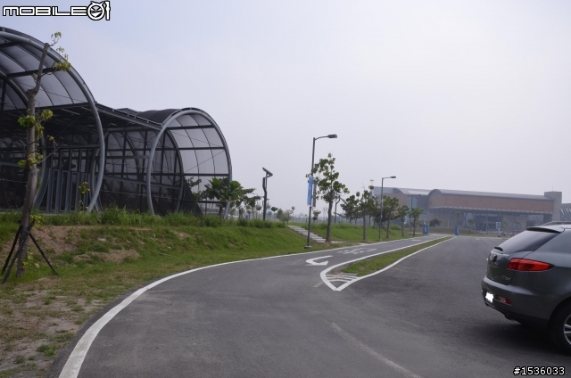 開著Luxgen SUV介紹台灣最新景點國立台灣歷史博物館在台南，並以Luxgen導航標定經緯度。