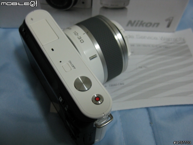 新拜的白色 Nikon1  J1 跟我的 mac air 好配歐