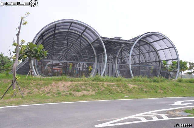開著Luxgen SUV介紹台灣最新景點國立台灣歷史博物館在台南，並以Luxgen導航標定經緯度。