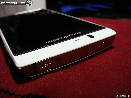 [應該沒人看的開箱文] 極致的白～SonyEricsson XPERIA Arc s「同場加映LiveDock座充」