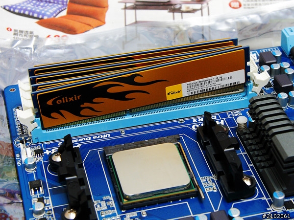 分享巴扣牌推土機、中文Win8系統蹦出新滋味(新增空冷hyper 612 pwm基本、大超5G溫度)