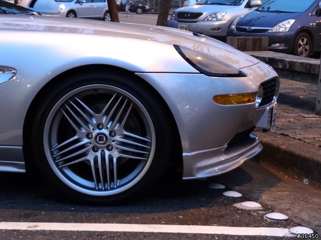感覺還蠻特別的z系列跑車喔 BMW Z8