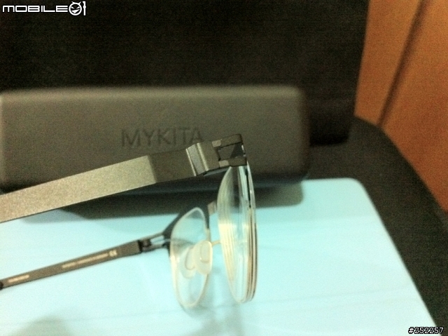 [醇圖片分享] 德國薄鋼的2兄弟們見面了 (ic! berlin + Mykita) ^_^