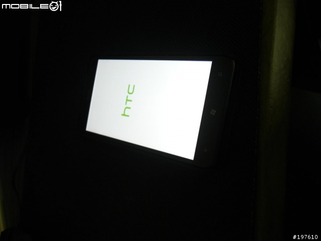 我的HTC TITAN  當機嚕   電池拔掉再裝好  開機也開不了  一直出現的是白色的HTC字樣畫面~~~很無言