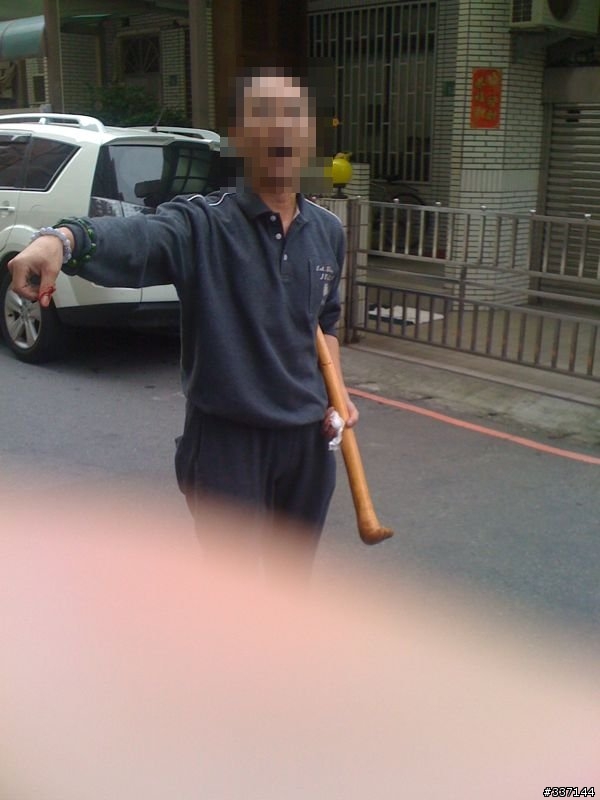 ~~~~~~~~~~~~~~更新~~~~新聞連結~~~~~~~~~~~~~~被按喇叭不高興就可砸毀他人車輛?傷害他人身體??