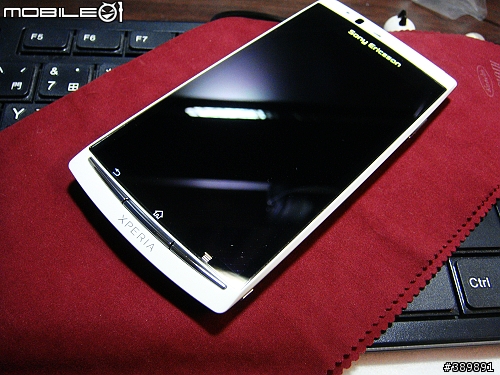 [應該沒人看的開箱文] 極致的白～SonyEricsson XPERIA Arc s「同場加映LiveDock座充」