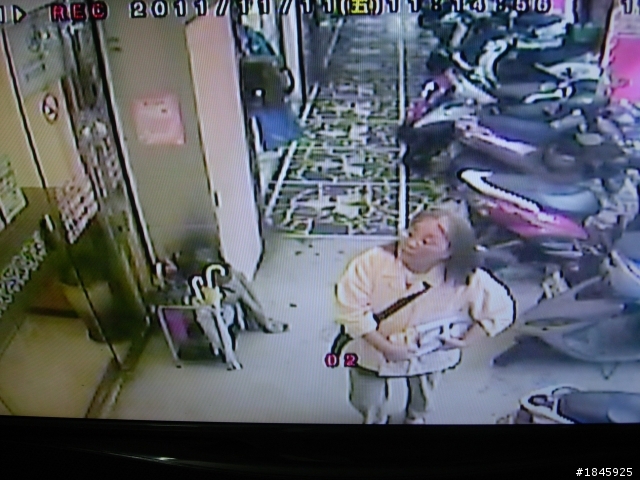 我該告這個小偷嗎??還是放她一馬 ??
