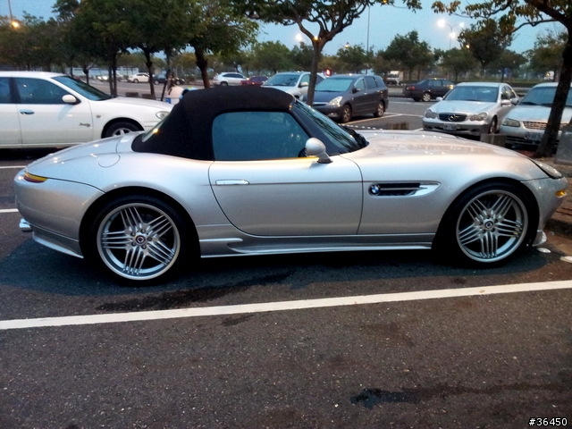 感覺還蠻特別的z系列跑車喔 BMW Z8