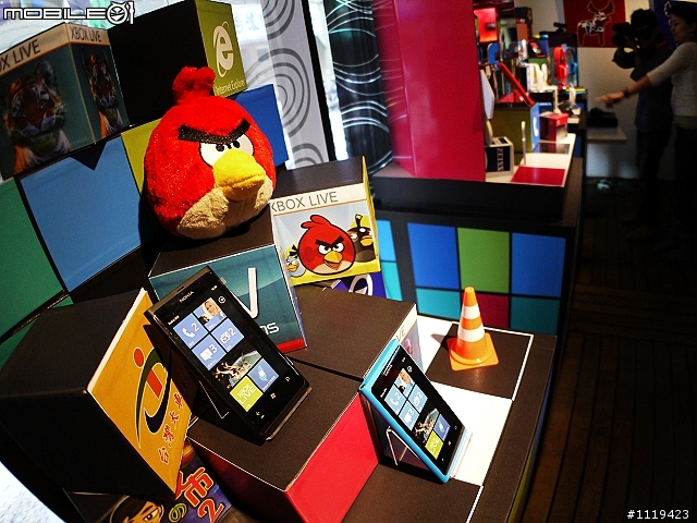 【批著N9的外衣強力現身台灣】 Nokia的最新芒果手機 Lumia 800