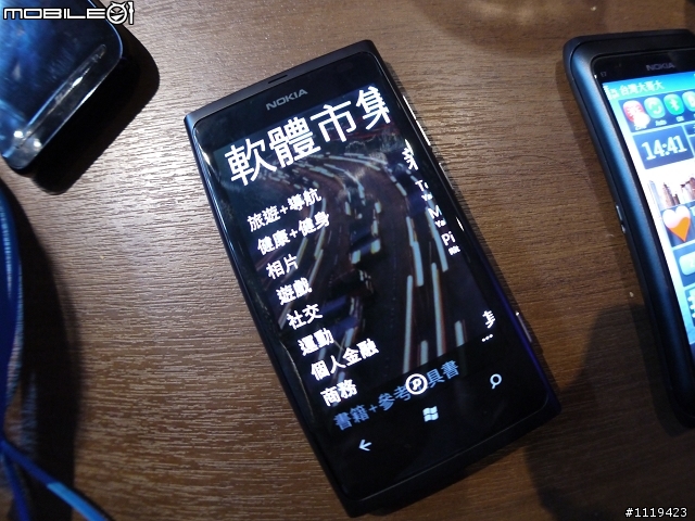 【批著N9的外衣強力現身台灣】 Nokia的最新芒果手機 Lumia 800