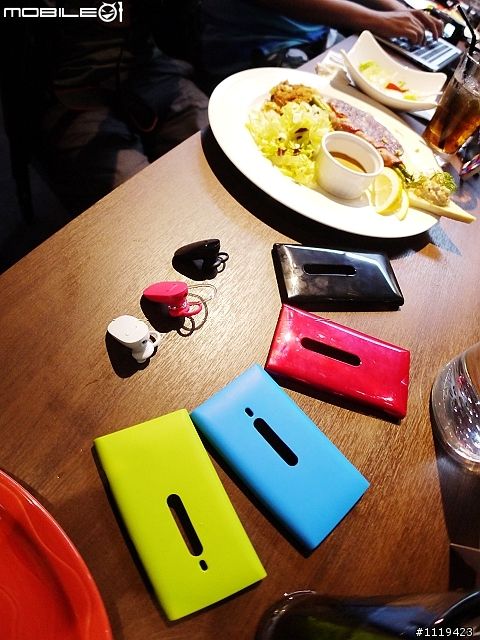 【批著N9的外衣強力現身台灣】 Nokia的最新芒果手機 Lumia 800