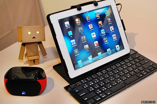 正妹與阿愣的相遇- 羅技超完美IPAD2配件體驗分享