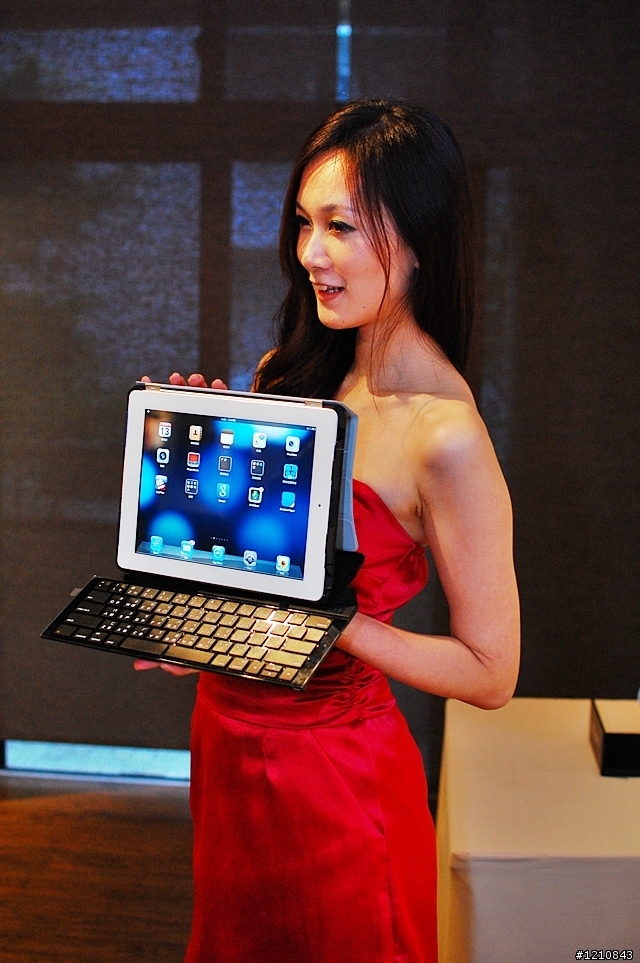 正妹與阿愣的相遇- 羅技超完美IPAD2配件體驗分享