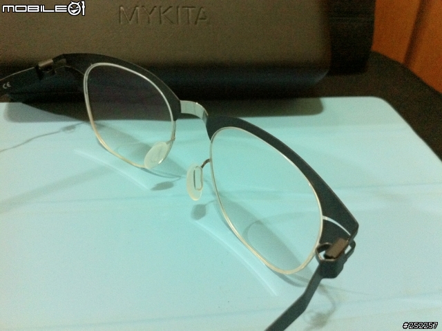[醇圖片分享] 德國薄鋼的2兄弟們見面了 (ic! berlin + Mykita) ^_^