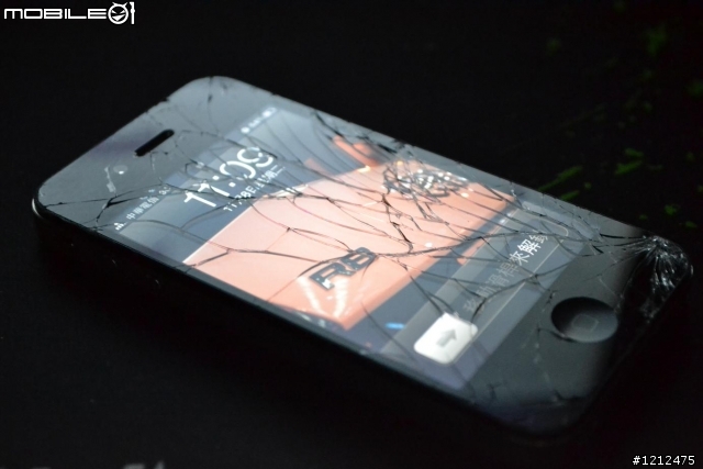 別再說iPhone4不耐摔了..我打從心底的感謝我的iPhone4...(附圖)