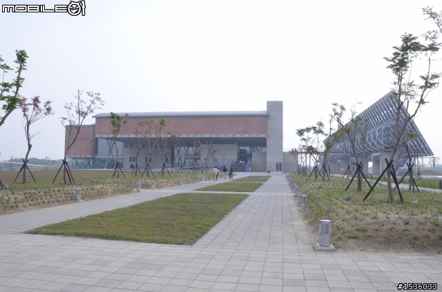 開著Luxgen SUV介紹台灣最新景點國立台灣歷史博物館在台南，並以Luxgen導航標定經緯度。