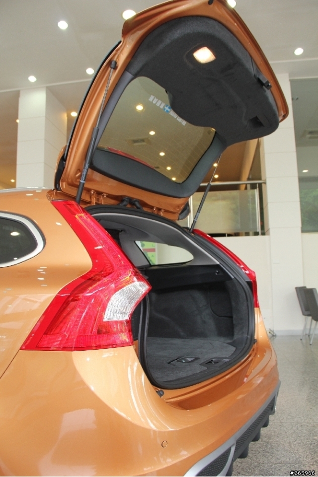 V60 T5 R-Design展示車
