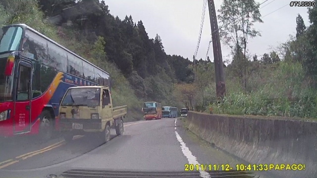 在阿里山遇到盲灣超車