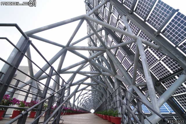 開著Luxgen SUV介紹台灣最新景點國立台灣歷史博物館在台南，並以Luxgen導航標定經緯度。