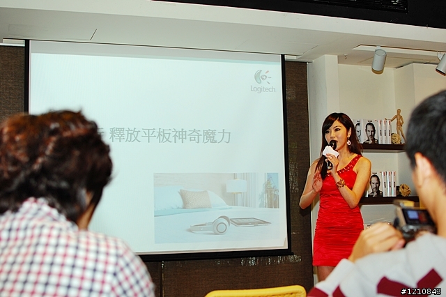 正妹與阿愣的相遇- 羅技超完美IPAD2配件體驗分享