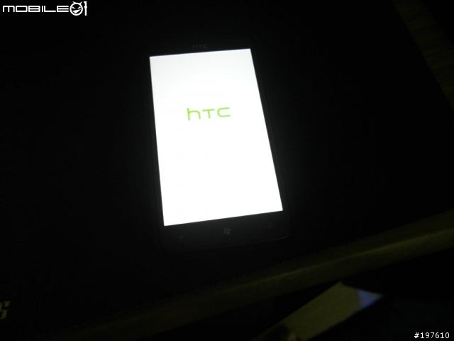 我的HTC TITAN  當機嚕   電池拔掉再裝好  開機也開不了  一直出現的是白色的HTC字樣畫面~~~很無言
