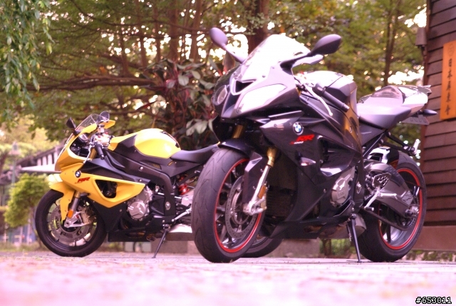 德國工藝S1000RR....."啪兔"~~~鵝蛋鮮艷黃現身！！