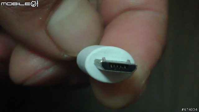 請問我的HTC Sensation XE 為啥手機才買一天usb附近背蓋殼就破裂了!!