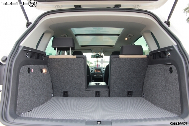 (開箱了) 2012 TIGUAN TSI S&S 天窗+多功能方向盤+倒車顯影+遠光燈輔助系統+米黑內裝....一次呈現]