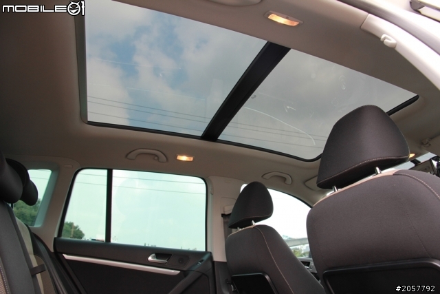 (開箱了) 2012 TIGUAN TSI S&S 天窗+多功能方向盤+倒車顯影+遠光燈輔助系統+米黑內裝....一次呈現]