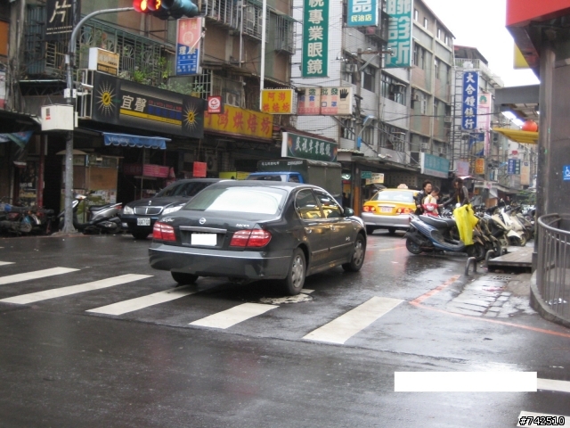車子停在轉彎處路中間壓行人穿越道跑去福利社買東西