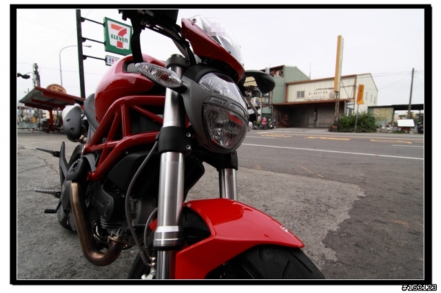 開箱!!! 開箱!!!我家女王~~又花轟了~~提前收到的耶誕節禮物~~Ducati monster 796~~