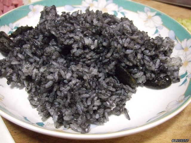 [暗黑料理] 墨汁炒飯