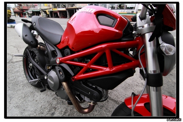 開箱!!! 開箱!!!我家女王~~又花轟了~~提前收到的耶誕節禮物~~Ducati monster 796~~