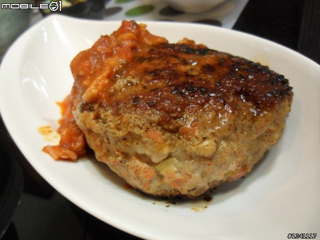 有漢堡肉的晚餐+小黃瓜小菜~!!