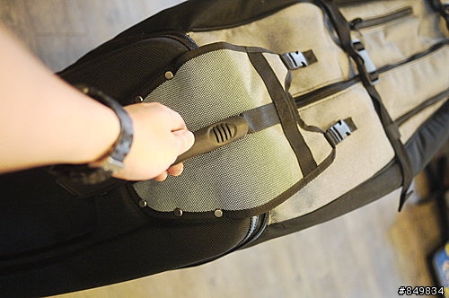 [安裝教學]  豪華級的自行車行李箱Biknd Helium，長途旅行必備。