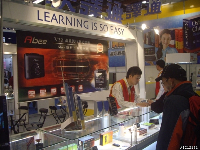 資訊展買了行車記錄器，最後選擇了Abee V30