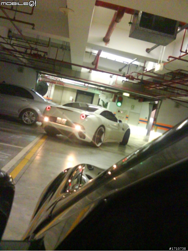 停車場遇到法拉利