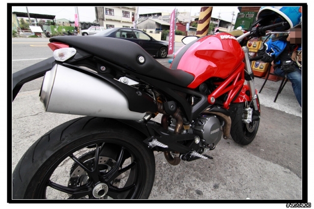 開箱!!! 開箱!!!我家女王~~又花轟了~~提前收到的耶誕節禮物~~Ducati monster 796~~