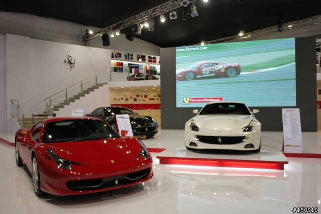 昨天在信義區看到的馬和媽莎...剛好手上有相機