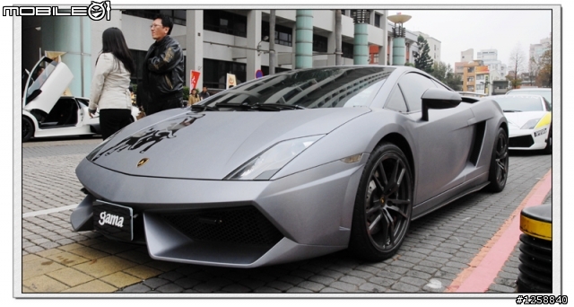 桃園縣政府前出現.......Lamborghini 車群,還給小朋友試乘.....