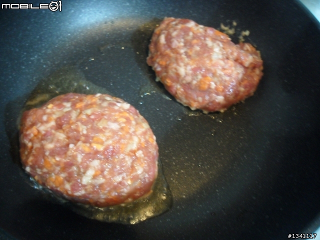 有漢堡肉的晚餐+小黃瓜小菜~!!