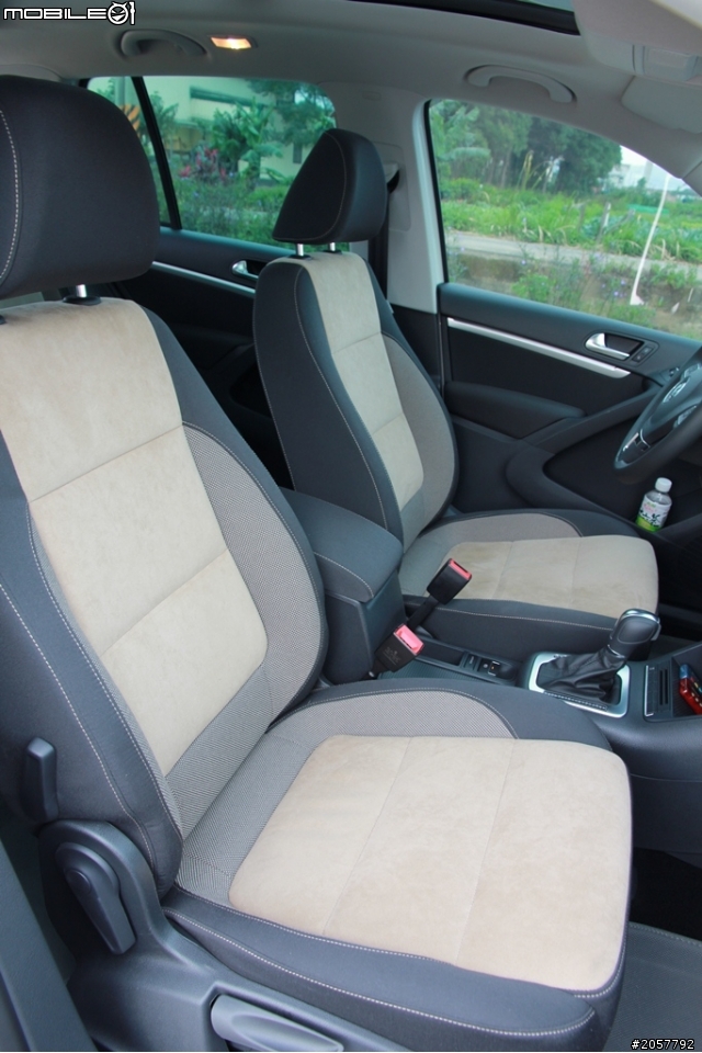 (開箱了) 2012 TIGUAN TSI S&S 天窗+多功能方向盤+倒車顯影+遠光燈輔助系統+米黑內裝....一次呈現]