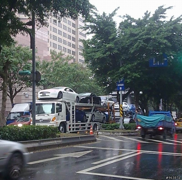 2011台北世貿車展  車輛進駐