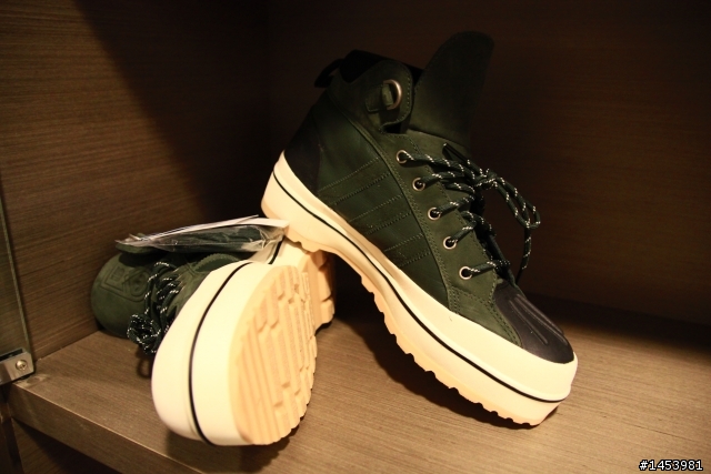 【首開】ADIDAS ORIGINALS X BURTON WINTERBALL HI KZK SOLID