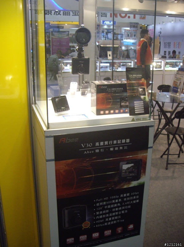 資訊展買了行車記錄器，最後選擇了Abee V30